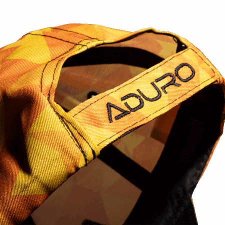 Aduro Cap – Nahaufnahme Verschlussriemen an der Rückseite mit eingenähtem ADURO-Label