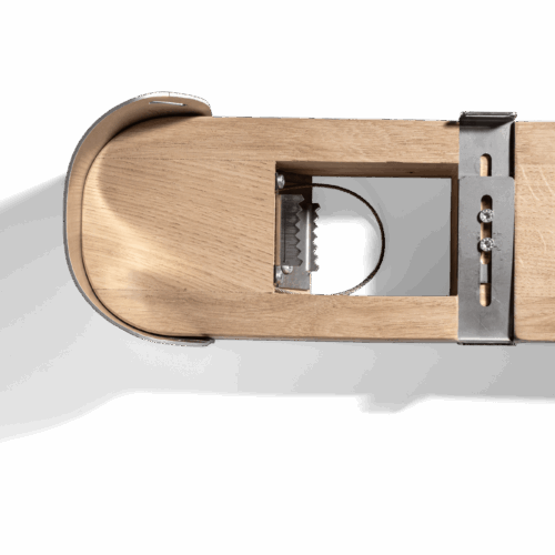 Fährtenschuh – Einzelschuh aus Holz mit Metallbefestigung, Draufsicht auf geöffnete Klemmmechanik