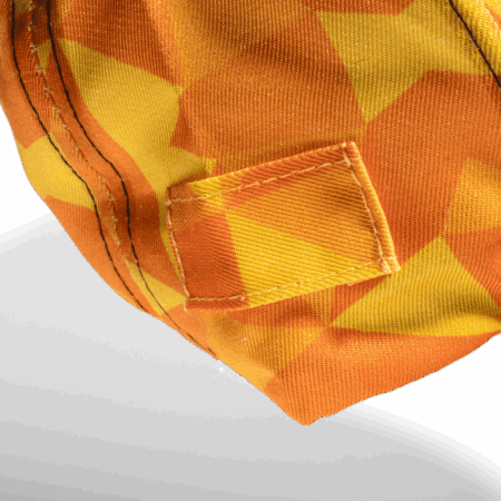 Aduro Cap – Nahaufnahme Seitenbereich mit aufgenähtem Klettverschlussfeld auf Camouflage-Stoff