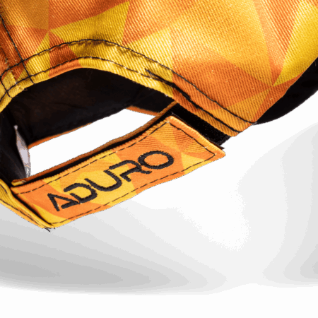 Aduro Cap – Nahaufnahme Schnallenverschluss mit orangefarbenem ADURO-Etikett