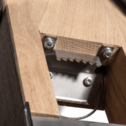 Fährtenschuh – Nahaufnahme der Klemmbacken und Stahlseil-Auslösung aus Holz und Metall
