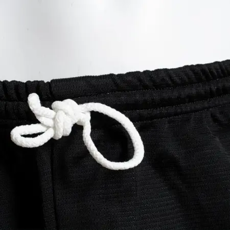 Sauenschutzhose zum Unterziehen mit 800N Stichschutz – Nahaufnahme Bund mit weißer Kordel auf schwarzem Material
