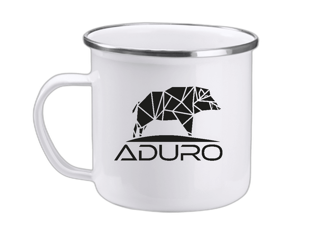 ADURO Emaille Tasse – Weiße Emaille-Tasse mit silbernem Rand und geometrischem Wildschwein-Logo mit ADURO-Schrift